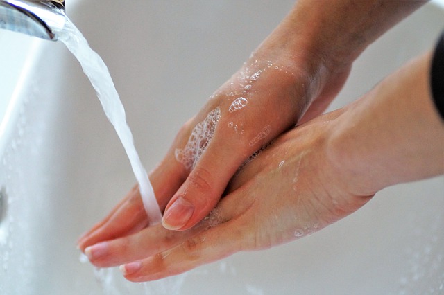 mytí rukou od nečistot a prachu